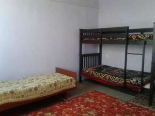 Гостевой дом Nur Guest House Balykchy Односпальная кровать в общем номере для мужчин и женщин-1